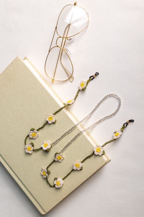 Samoolam Handmade Crochet Daisies Spec Chain-White, Green