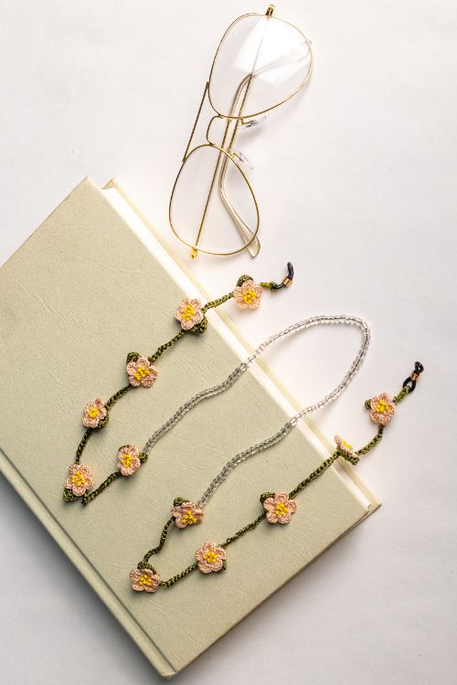 Samoolam Handmade Crochet Daisies Spec Chain-Pink. Green