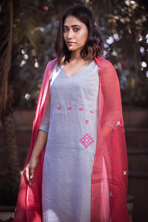 Urmul 'Adira' Hand Embroidered Grey kurta. 2pc set (kurta and dupatta)