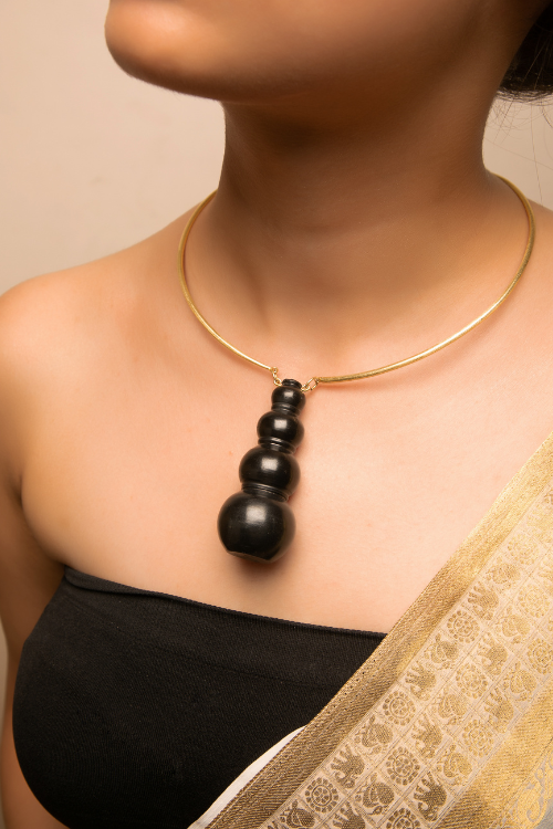 Kabbish'S Doghad Choker Of Black Pottery