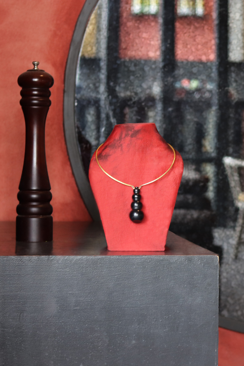 Kabbish'S Doghad Choker Of Black Pottery
