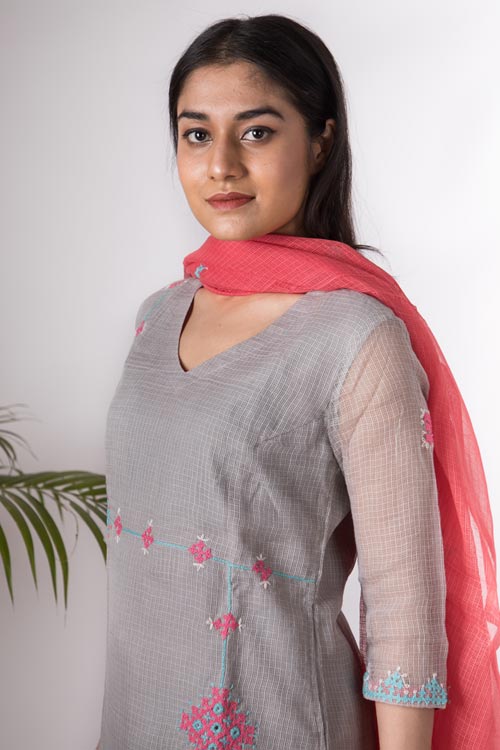 Urmul 'Adira' Hand Embroidered Grey kurta. 2pc set (kurta and dupatta)