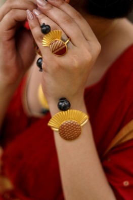 Kabbish'S Bharatnatyam Fan Drape Ring , Black Pottery