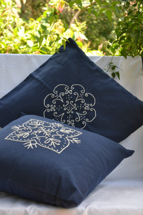 Porgai 'Kaleidoscope III' Hand Embriodered Cotton Cushion Covers Blue (set of 2)