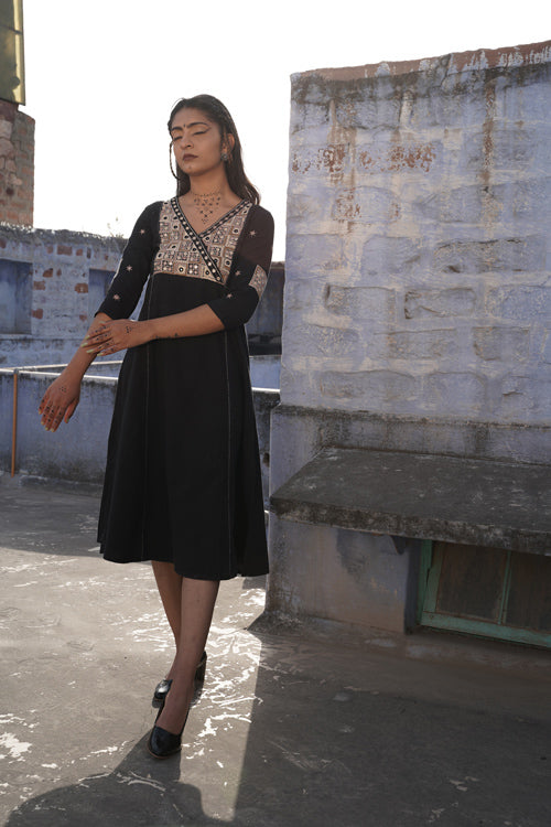 Urmul Nayab Black Embroidered Handloom Cotton Kurta Pant Set Online