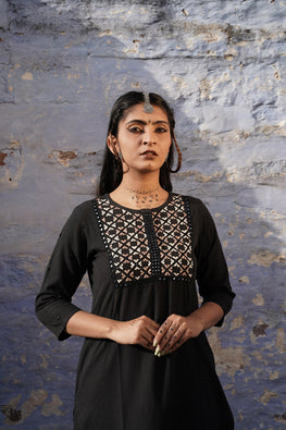 Urmul Faiz Embroidered Handloom Cotton Kurta Set Online