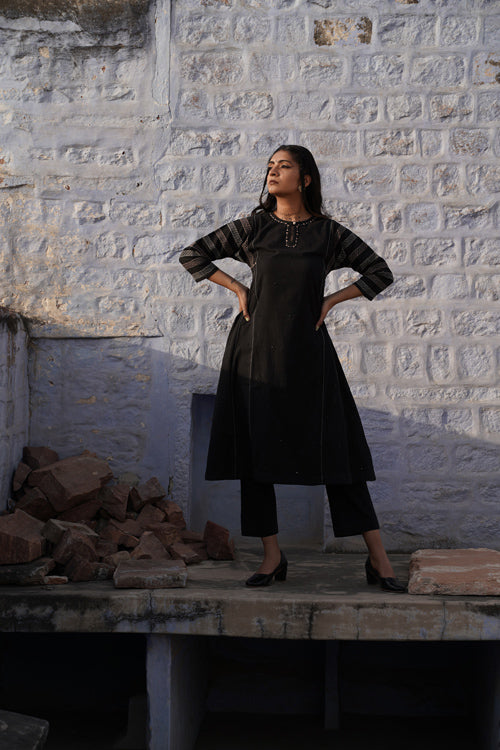 Urmul Fasana Embroidered Handloom Cotton Kurta Set Online