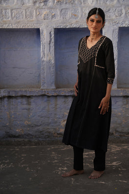 Urmul Barkhar Embroidered Handloom Cotton Kurta Pant Set For Women