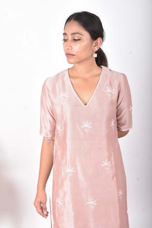 Urmul 'diti' Hand Embroidered soft peach cotton chanderi kurta