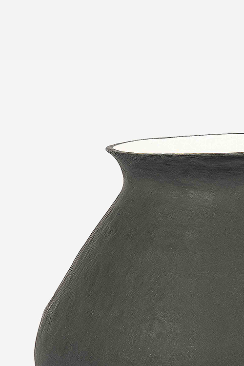 Ikai Asai - Rotund Noir Vase