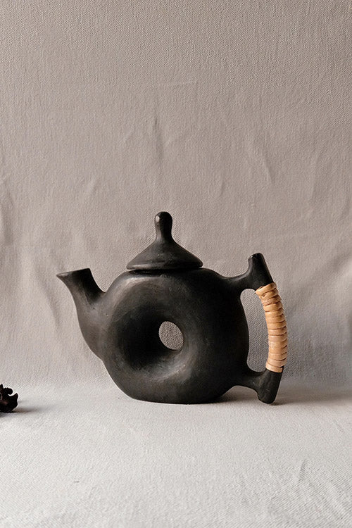 Terracotta by Sachii Longpi Black Pottery Ring Teapot Plain