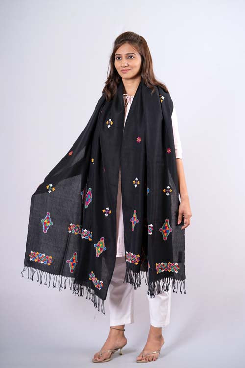 Wollen shawl with Node embroidery