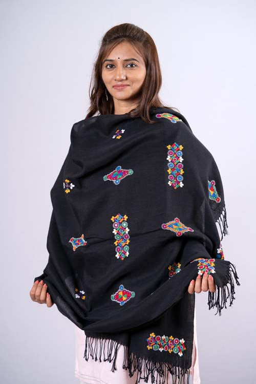 Wollen shawl with Node embroidery