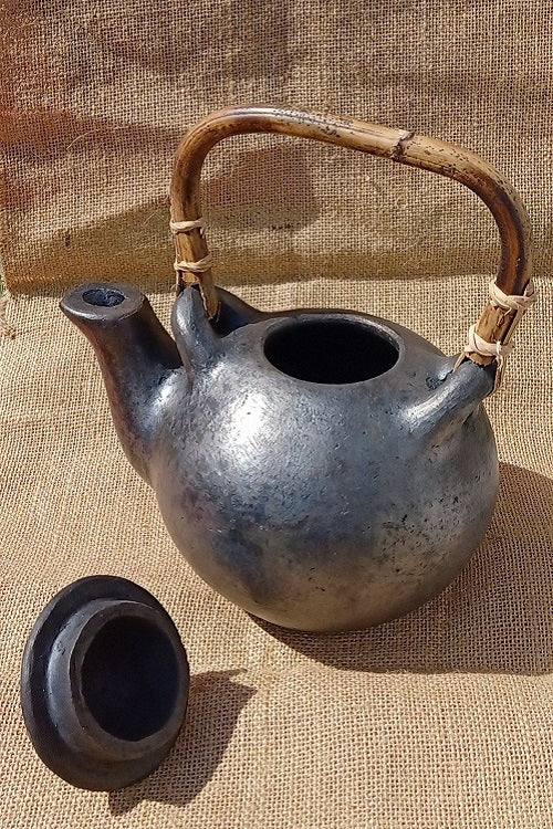 Terracotta by Sachii Longpi Black Pottery Flame-Safe Kettle