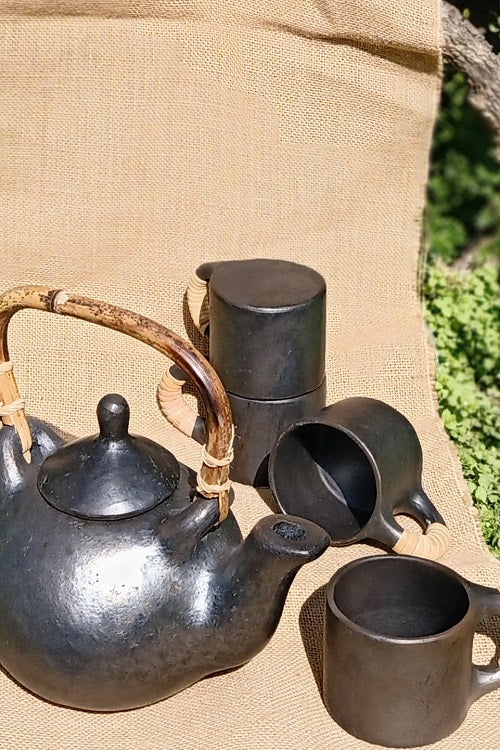 Terracotta by Sachii "Longpi Black Pottery Flame-Safe Kettle+Mugs Set"