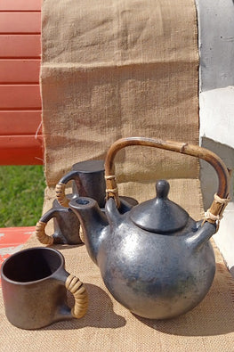 Terracotta by Sachii "Longpi Black Pottery Flame-Safe Kettle+Mugs Set"