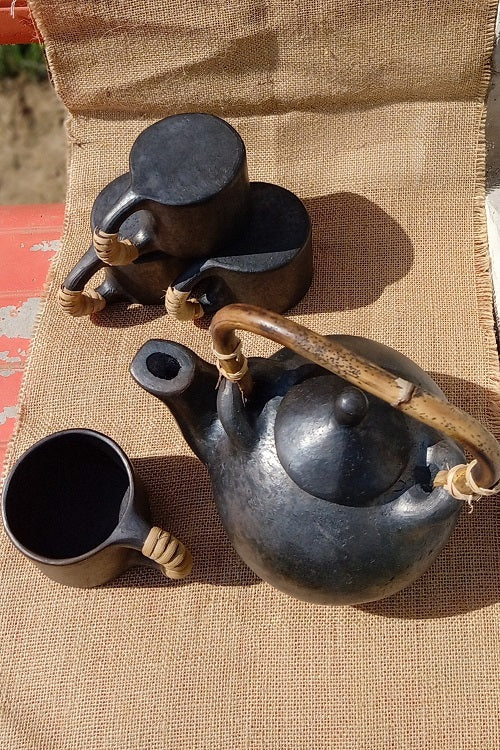 Terracotta by Sachii "Longpi Black Pottery Flame-Safe Kettle+Mugs Set"